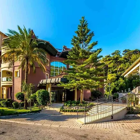 Julian Club Hotel 4*